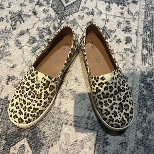 Leopard print Toms size 7